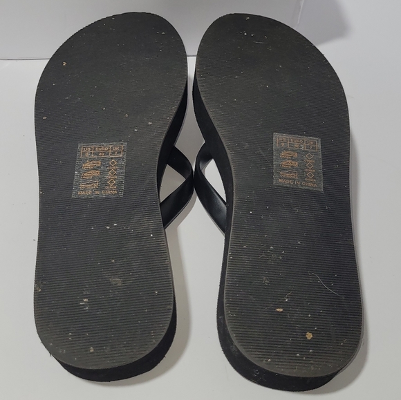 Womens Size 9 Black Flip Flop Sandals with Gold Accent - Picture 2 of 6